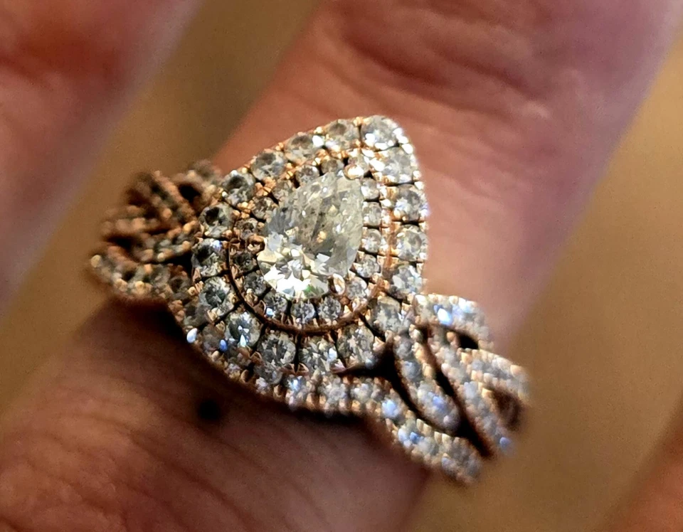 Комплект обручальных и помолвочных колец из розового золота 14 карат с грушевидными бриллиантами 7/8 карата размер 6 Neil Lane - Изображение 2 из 4