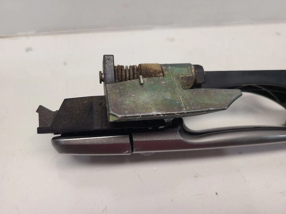 Infiniti G35 (sedán) 2007-08 pasajero delantero derecho manija exterior con llave Foto 2 de 4