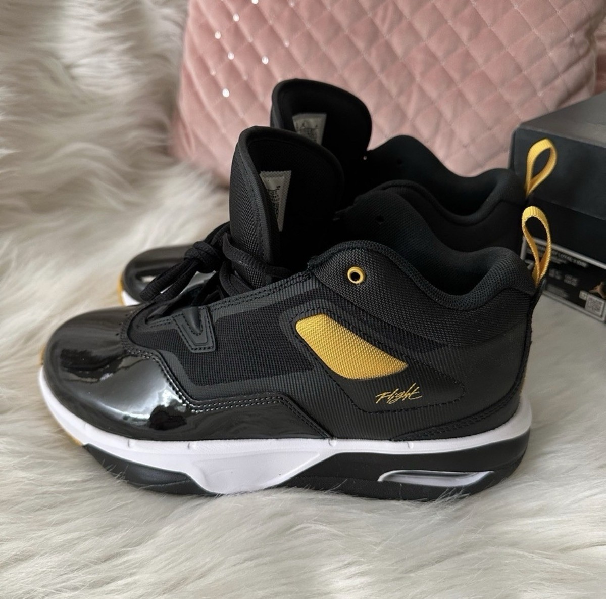JORDAN STAY LOYAL 3 (GS) BOYS 7 Y / WOMEN'S 8 BLACK YELLOW & WHITE