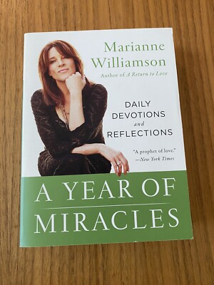 Year of Miracles : Daily Devotions and Reflections by Marianne Williamson (2015,