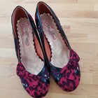 Poetic Licence London -Damen Pumps -  Größe 42 - US 11 - gebraucht - rot-schwarz