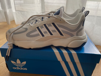 ADIDAS: NEUER weisser Sneaker HAIWEE mit blauen Applikationen, Größe 43_1/3