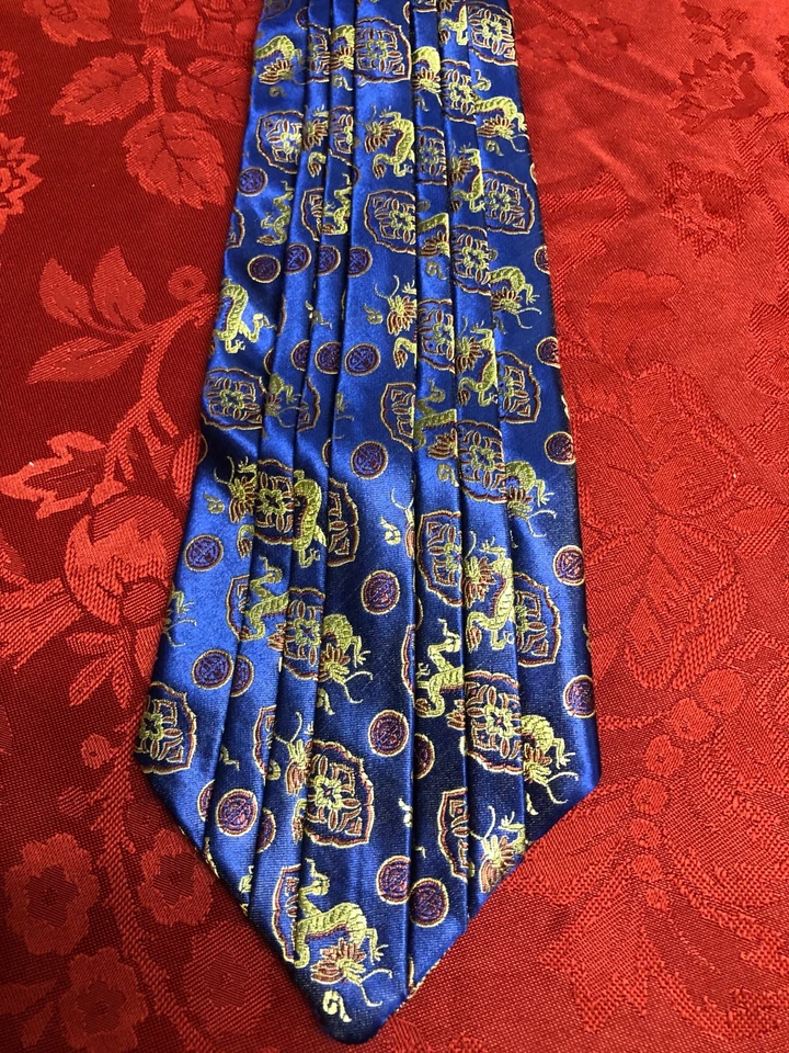 Corbata de seda plisada Perry Jones dragón oriental Foto 2 de 4