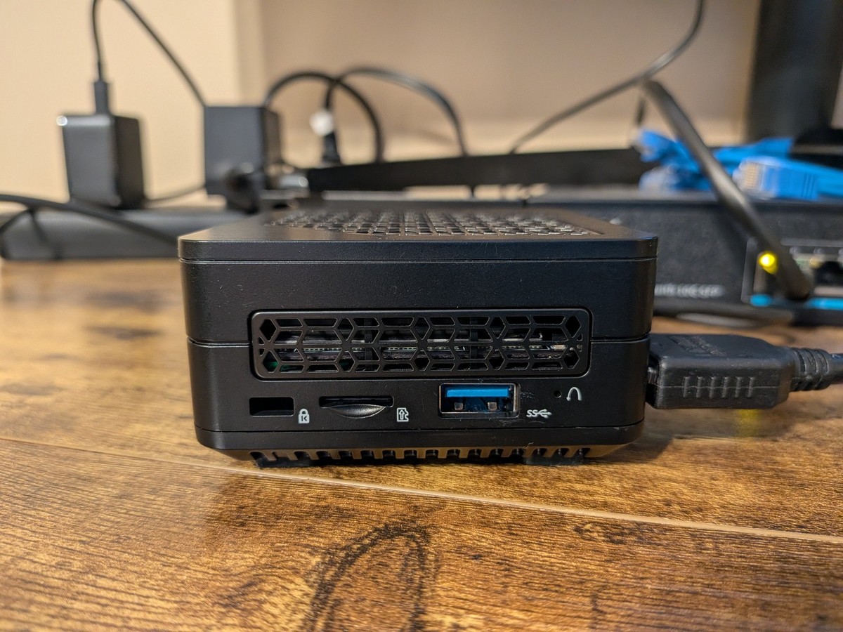 Minisforum EM680 Mini PC Ryzen 7 6800U 32GB RAM 512GB SSD USB4