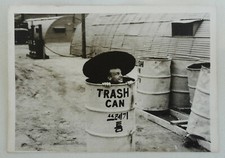 Foto de colección de hombre divertido del ejército en bote de basura "Trash Can Man"