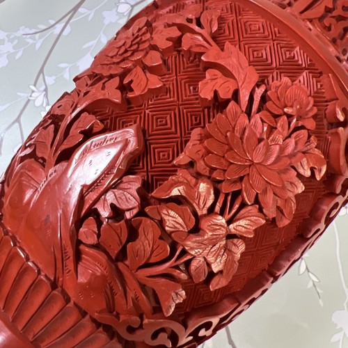 Chinesische rote Zinnober tief geschnitzte Blumenlack Vase Messing blau Emaille Ständer 7,5 - Bild 13 von 16