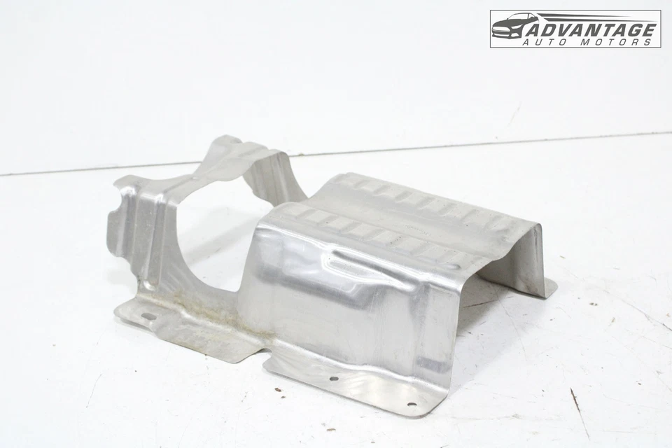 Chevrolet Camaro 2016-2024 escape intermedio debajo de la carrocería escudo térmico OEM Foto 2 de 4