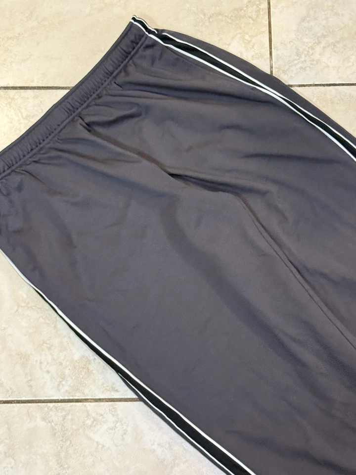 Pantalones deportivos holgados grises Tek Gear para hombre con rayas laterales talla grande Foto 2 de 4