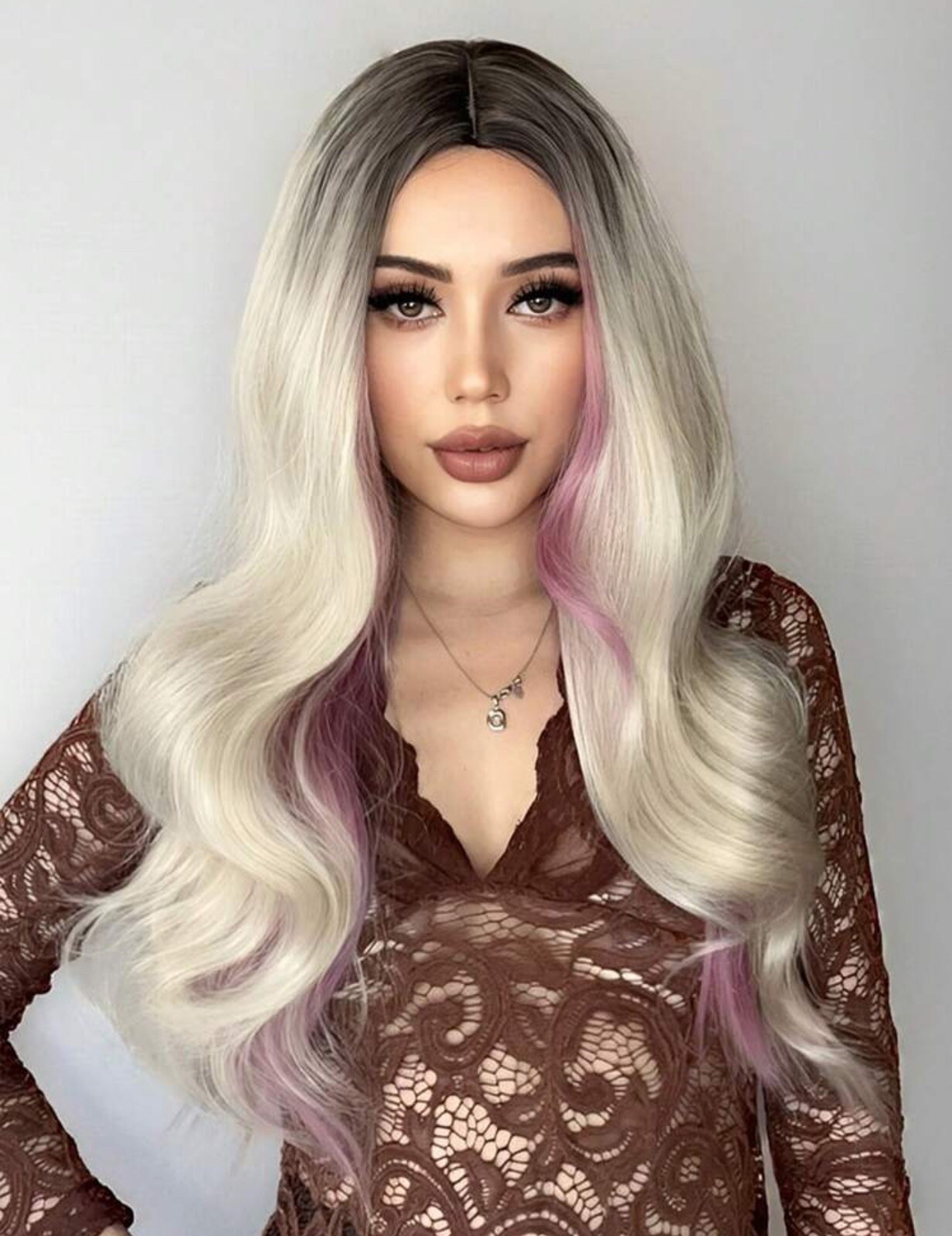 Perruque bouclée longue blonde et rose à racines foncées idéale pour festival