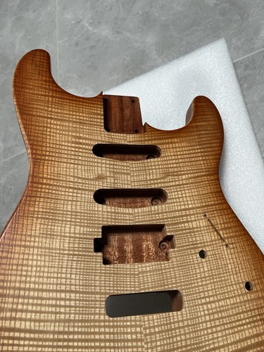 AAAAA neuer Mahagoni E-Gitarrenkörper und Satin Flammenahorn verdickte Abdeckung - Bild 5 von 13