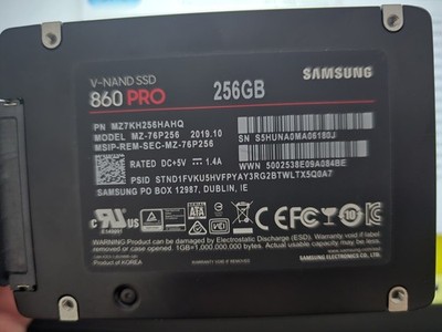 Samsung 860 PRO 256GB Interne SSD 2,5 Zoll SATA III S.M.A.R.T. (MZ7KH256HAHQ)