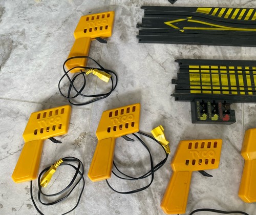 Tyco Electric Racing 9" Terminal Track/7 Track Pcs, 5 Controllers, 4 Power Packs - Picture 4 of 4