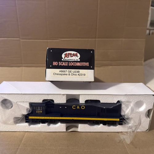 Locomotora diésel motorizada HO Atlas 8667 Chesapeake & Ohio GE U23B C&O #2319 | Condition: New