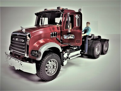 Bruder 02813 /4Mack Granite Zugmaschine für Tieflader + Figur Outbacktrucker