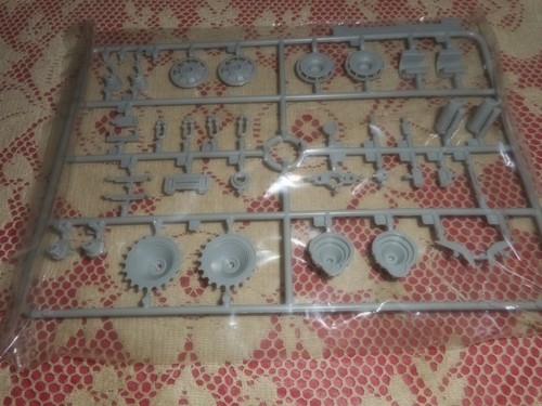 DRAGON 6253, 1/35 TIGER I LATE PRODUCTION 3 IN 1 PLASTIC MODEL KIT - Picture 16 of 18