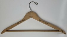 VINTAGE WOOD ADVERTISING COAT HANGER - THE BALTIMORE NEW YORK CITY - ROMA EUC 