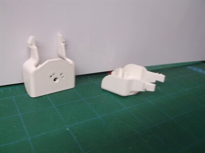 (2) Hill Phoenix P086641M LD, CLP, CL2, plastic spring clips