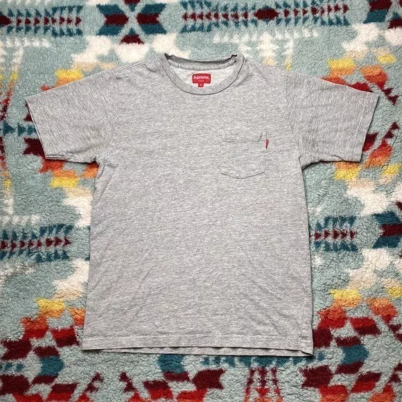 T shirt poche suprême s petit gris