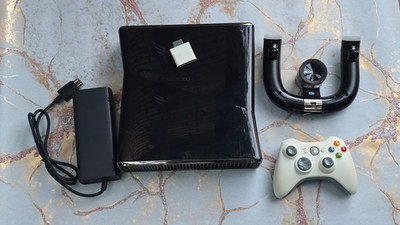 Microsoft Xbox 360 Slim Glossy 250GB Konsole + Wireless Speed Wheel + Controller