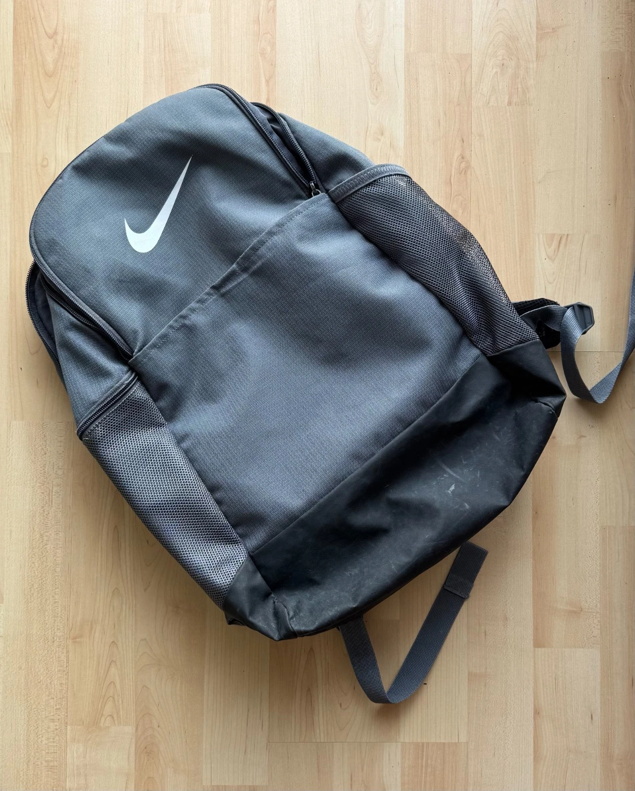 Nike Gray Backpack – Durable Everyday Bag with Multiple Compartments