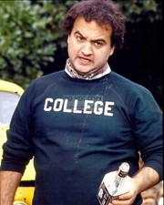 JOHN BELUSHI IN "ANIMAL HOUSE" - 8X10 PUBLICITY PHOTO (ZZ-295)
