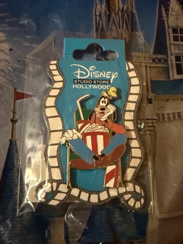 2025 Disney DSSH Studio Store Hollywood Pippo sedia cinema spilla originale - Foto 3 di 4