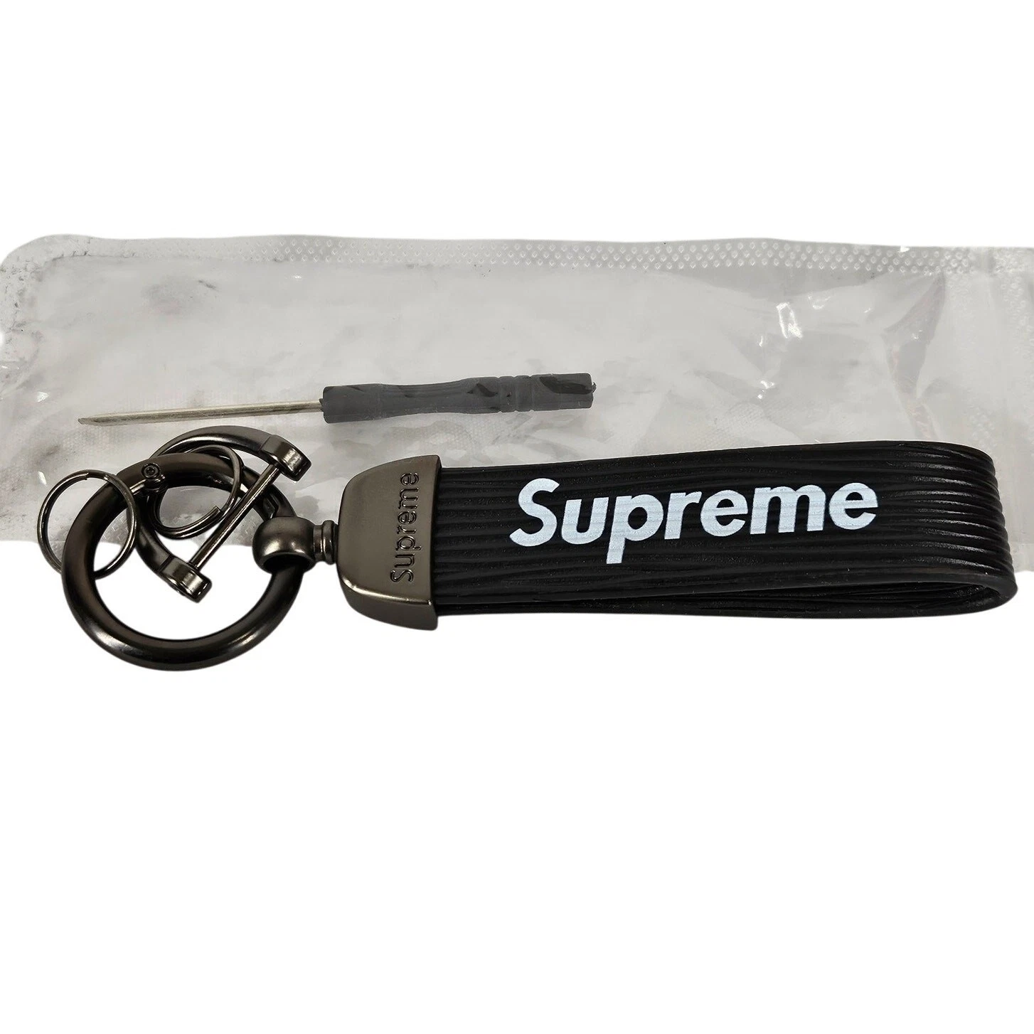 PORTE CLÉS SUPRÊME BRACELET NOIR LOGO BLANC ET BAGUE MÉTAL TON ARGENT + TOURNEVIS