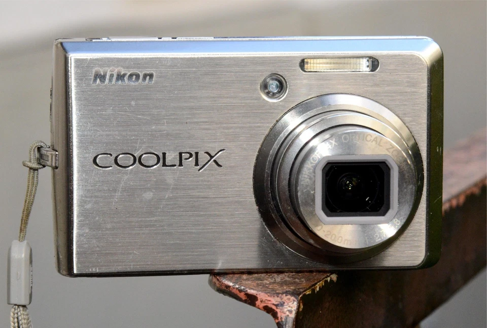 NIKON COOLPIX S600 DIGTALKAMERA 10 MP Bridge Digicam 4x Zoom 5,0-20,0 mm silber