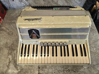 Frontalini 17.5'' keyboard 3/4 reed Italian accordion