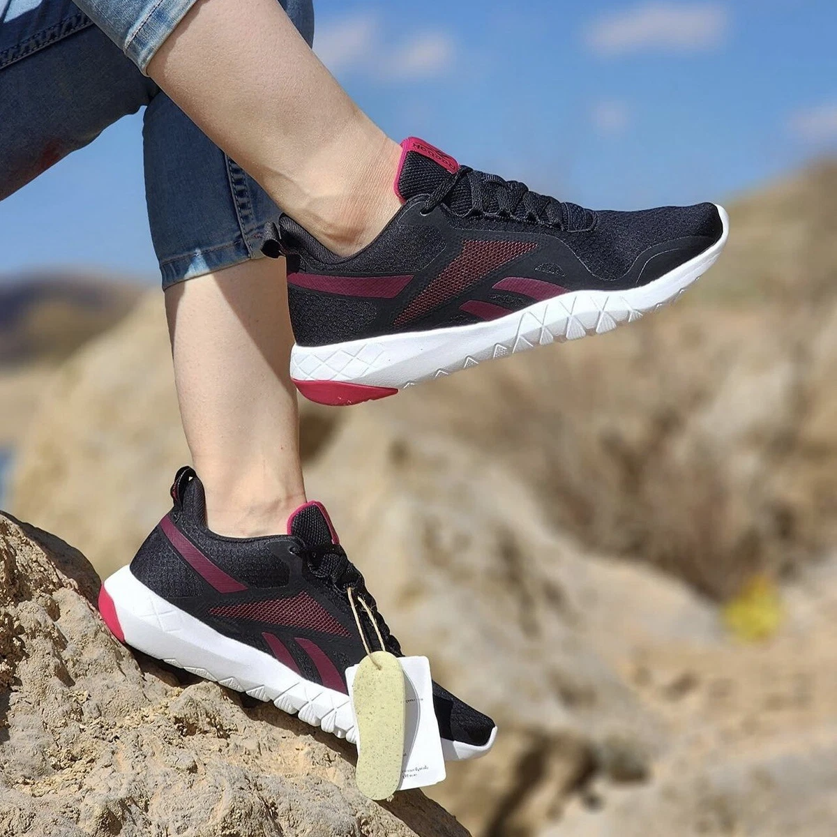 Reebok black hotsell tennis shoes