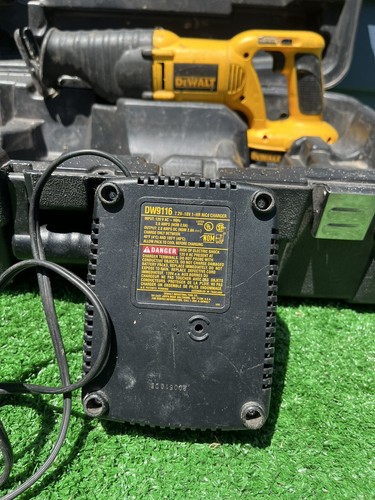 DeWalt DC4CPKA 3 Tools, Flashlight, 3 Batteries, Battery Charger & Case - Picture 13 of 16