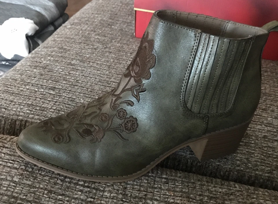 Womens Avenue Cloud Walkers Olive Green Embroidered Slip-On Ankle Boots Size 11W - Image 4 of 4