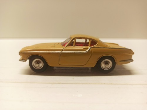 Volvo Coupé P 1800, Corgi Toys référence 228, teinte ocre pastel, sans boîte.