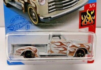 Hot Wheels HW FLAMES 2/10, LT. GRIS '55 CHEVY con LLAMAS ROJAS 300/365 TARJETA 50 ANIVERSARIO