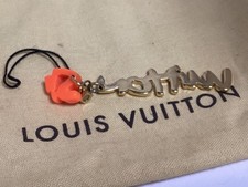 Louis Vuitton Accessoires Telefon Graffiti Armband Charm Gold Orange Logo Auth