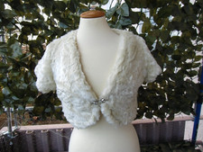 weiße kurze Kunstfelljacke - kurzarm -  gefüttert - mit Haken als Verschluss