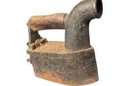 Antikes Kohle Bügeleisen Gusseisen „V 4“ – uralt – Deko / Sammler / Shabby Chic