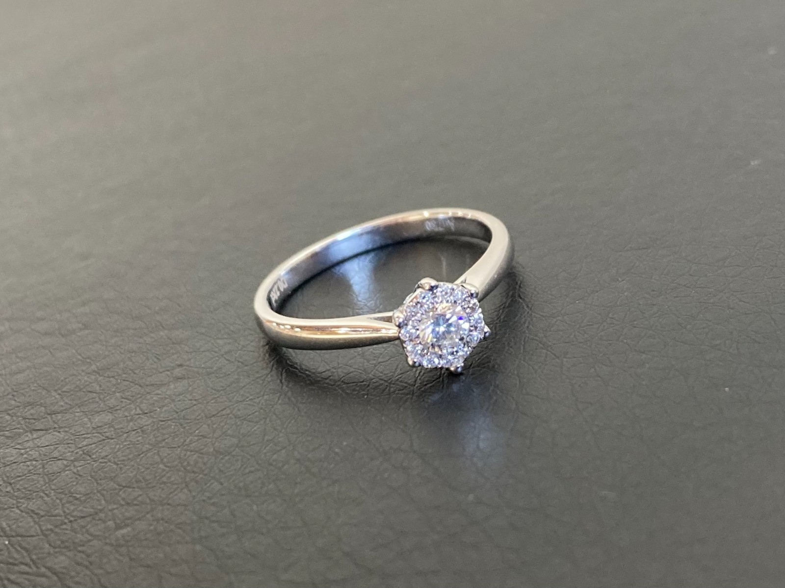 Anillo de diamantes de talla brillante de oro de 18 quilates talla 6,5