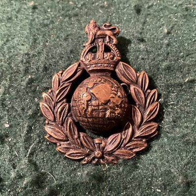 The Royal Marines Globe and Laurel Cap Badge heavy brass, nice patina, ca29