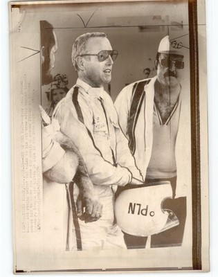 Actor PAUL NEWMAN Car Racer Sits w Pitcrew DAYTONA 1974 Press Photo
