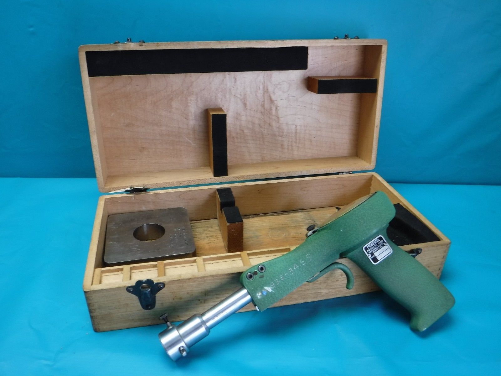 USED FEDERAL BORE GAGE PISTOL GRIP 1243P2 11/4" TO 23/4" WITH WOODEN