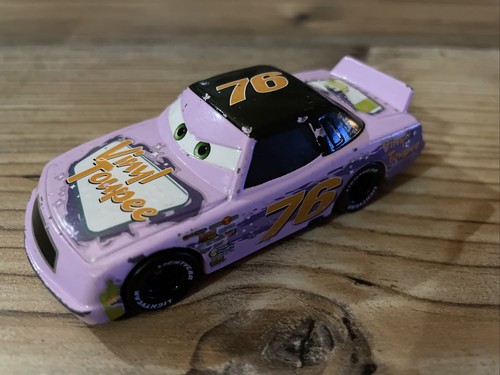 DISNEY PIXAR CARS AUTO 1:55 - VINYL TOUPEE 76 - Mit Reifenabschussrampe - Bild 9 von 10