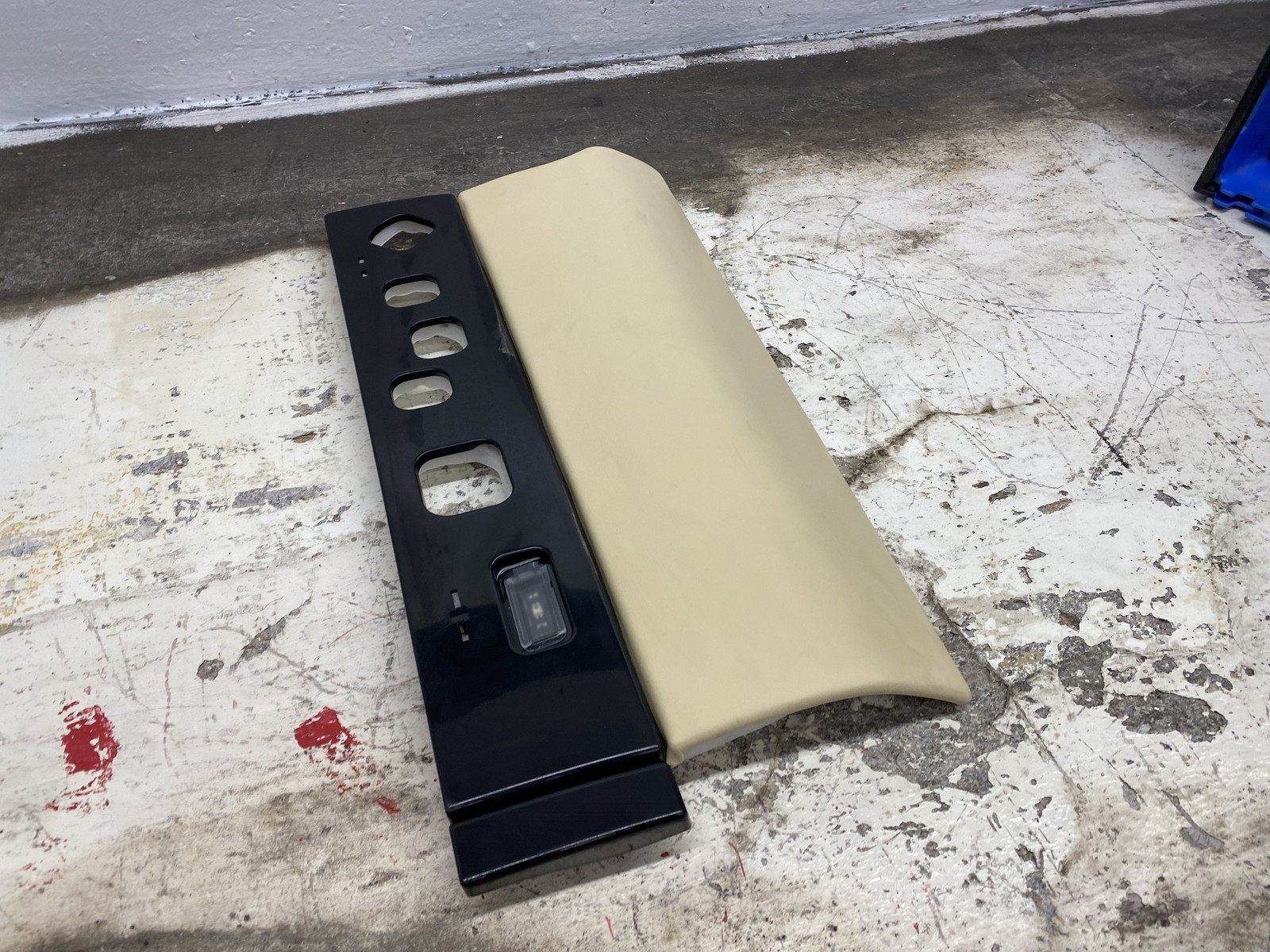 2010-2020 BENTLEY MULSANNE OEM FRONT RIGHT DASH KNEE BOLSTER TRIM COVER PANEL