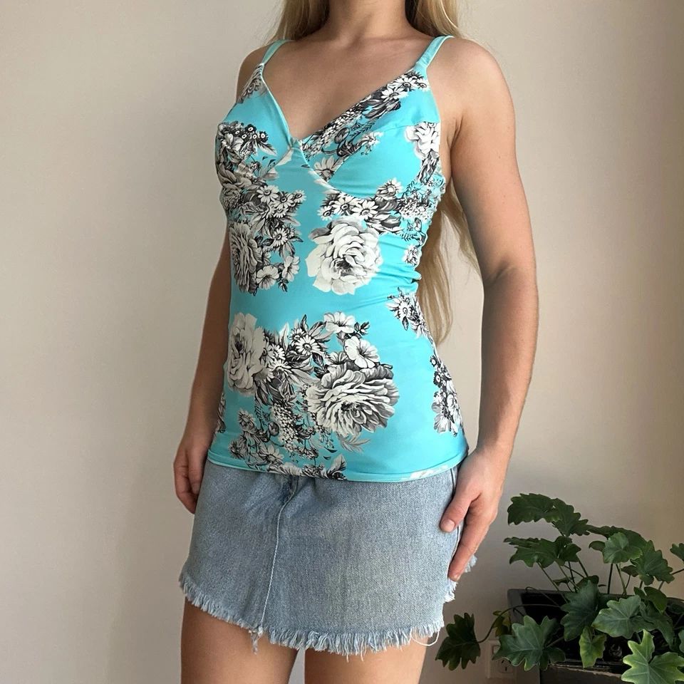 Camiseta sin mangas Moontide para mujer 10DD/E azul floral con aros Foto 3 de 4