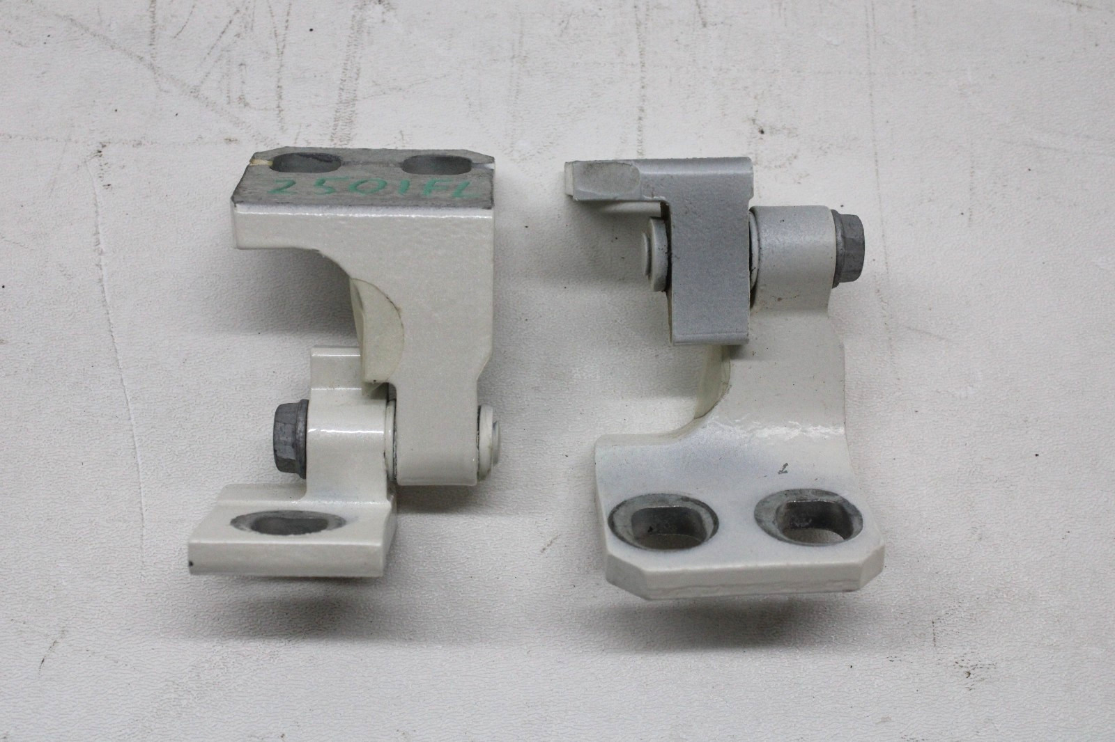 2022 MASERATI LEVANTE FRONT LEFT DOOR HINGE SET WHITE OEM 2017-2024