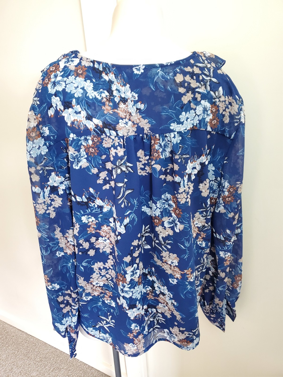Review Floral Blouse Size 18 Blue Long Sleeves Ruffle Slip On Top Work Casual image 2