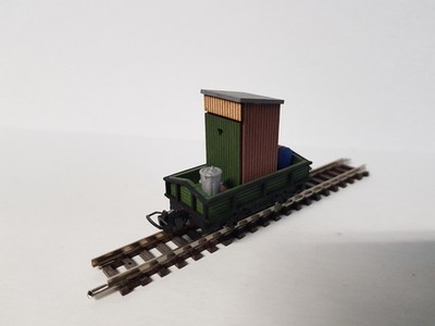 H0e Feldbahn einfache Transportlore mit Toilette, Fass auf Palette und Mülltonne