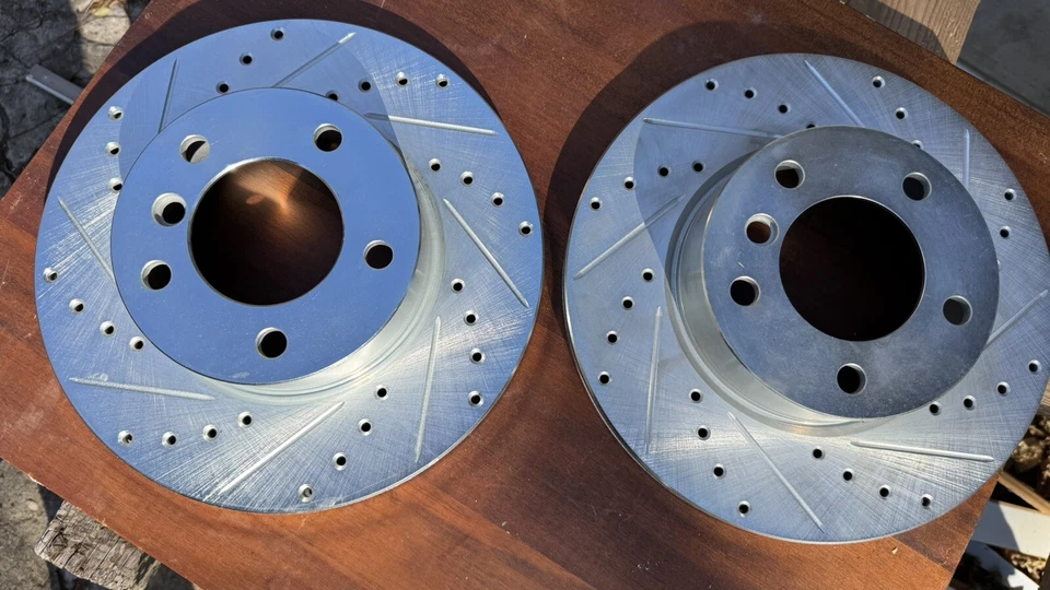 Комплект переднего и заднего дисковых тормозов BMW с прорезями и просверленными отверстиями НОВЫЙ - Изображение 4 из 4