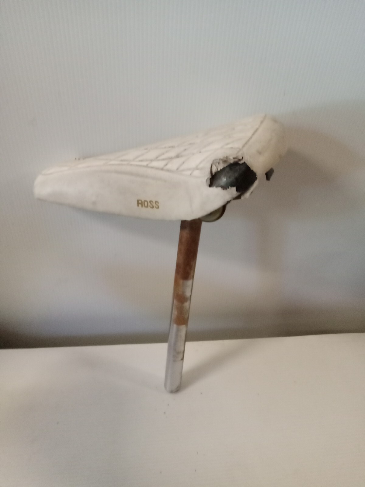 ! VINTAGE OLD SCHOOL WHITE PADDED BMX SADDLE MX BIKE SEAT SADDLE ROSS Tears #00u