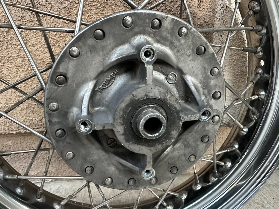 04 Conjunto de rueda trasera Triumph T100 Bonneville Thruxton 17x3,5 01-07 OEM -20 Foto 3 de 4